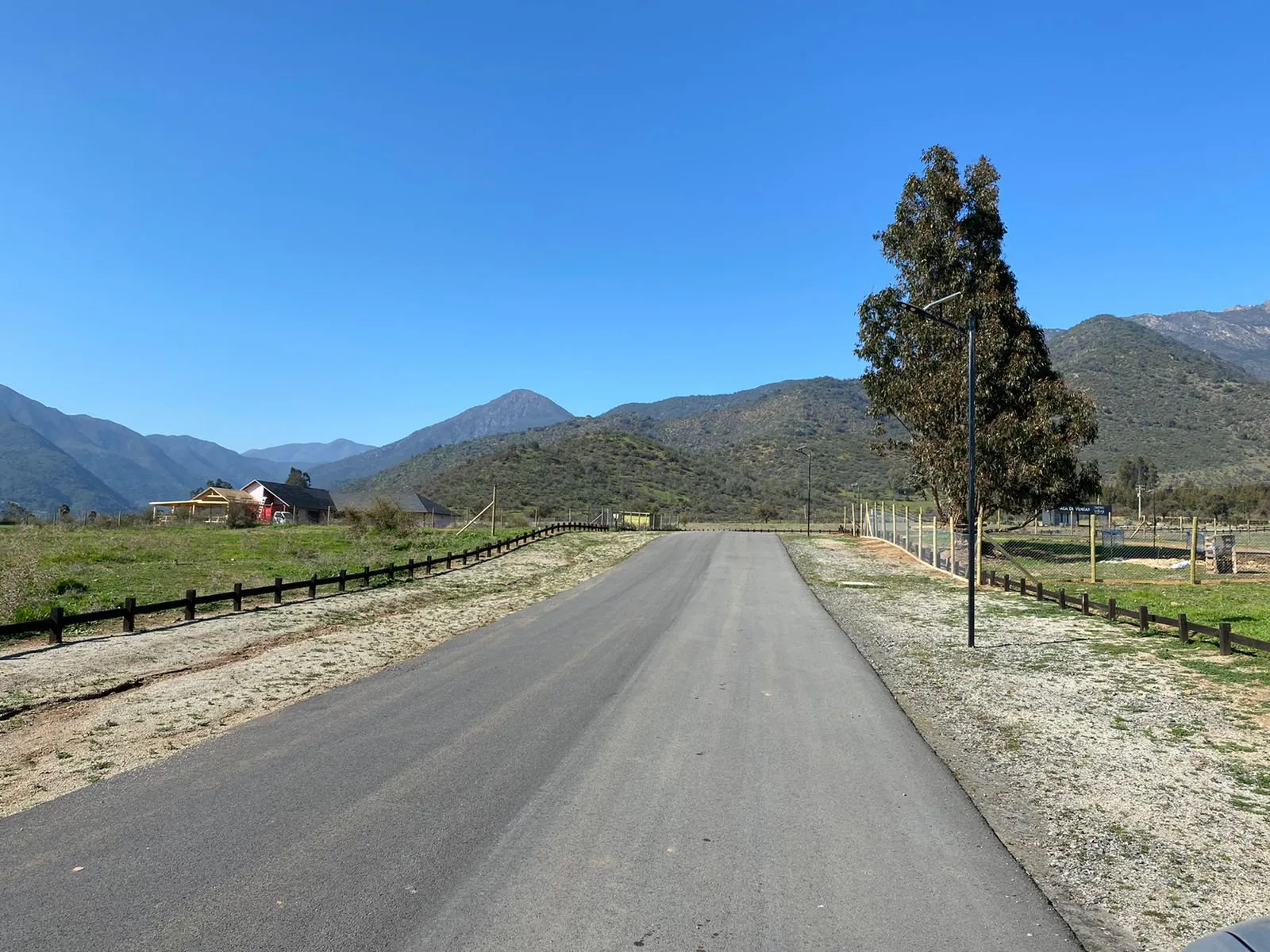 Camino interior de Entre Viñas entre praderas y cerros
