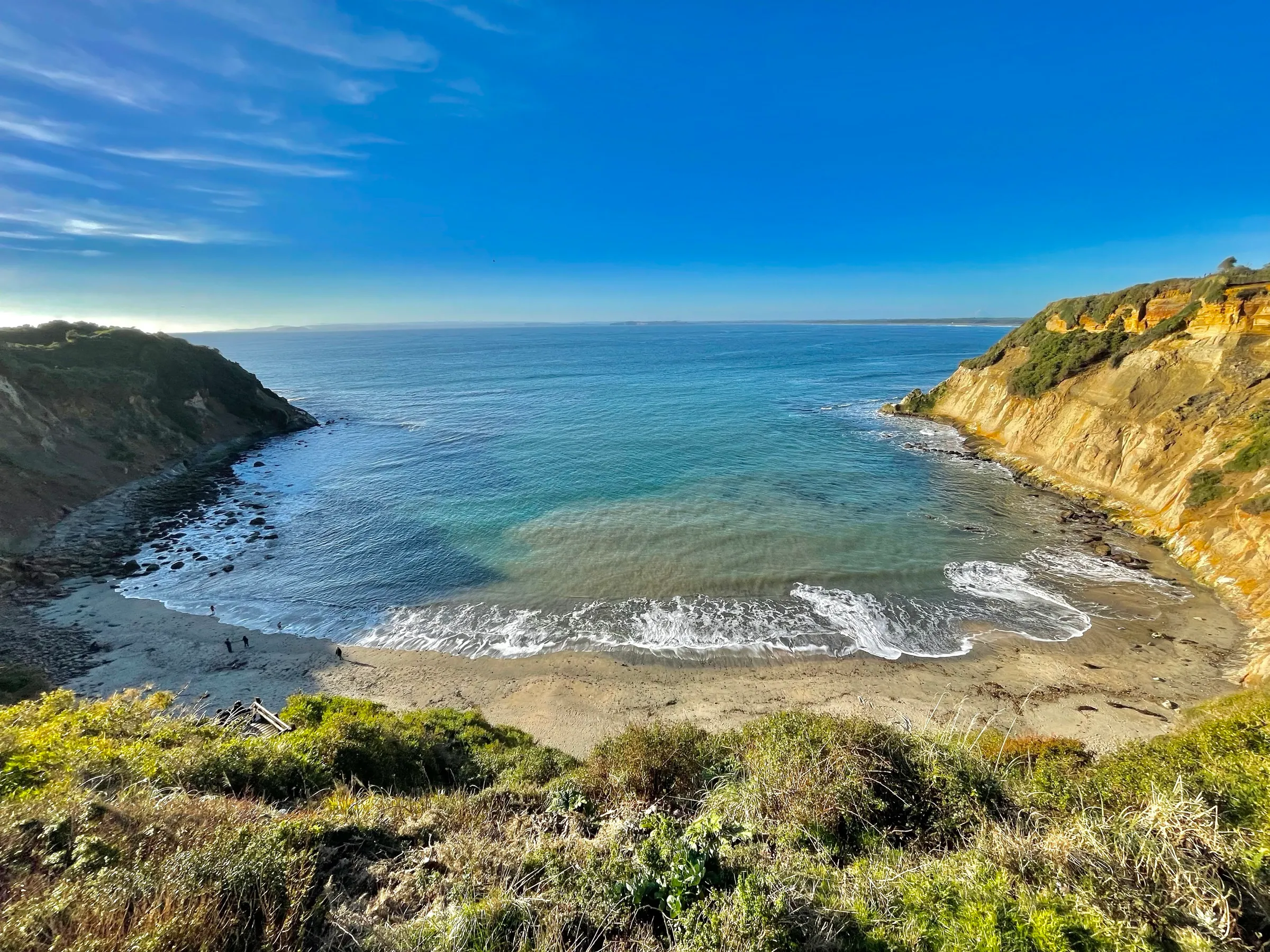 Playa Punta Chocoy entre acantilados