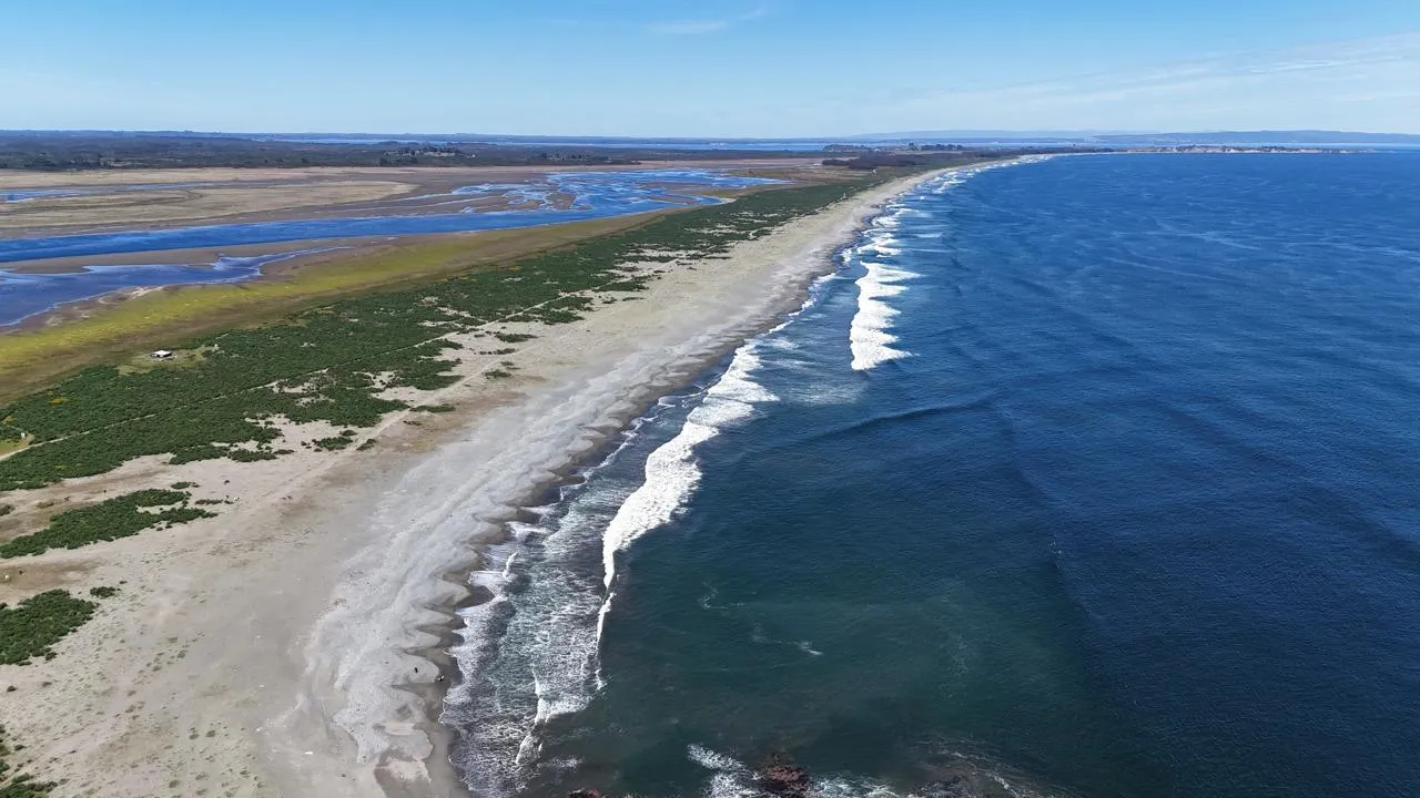 Playa de 10 km con olas, vista desde el aire