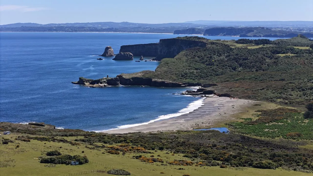 Caleta entre acantilados