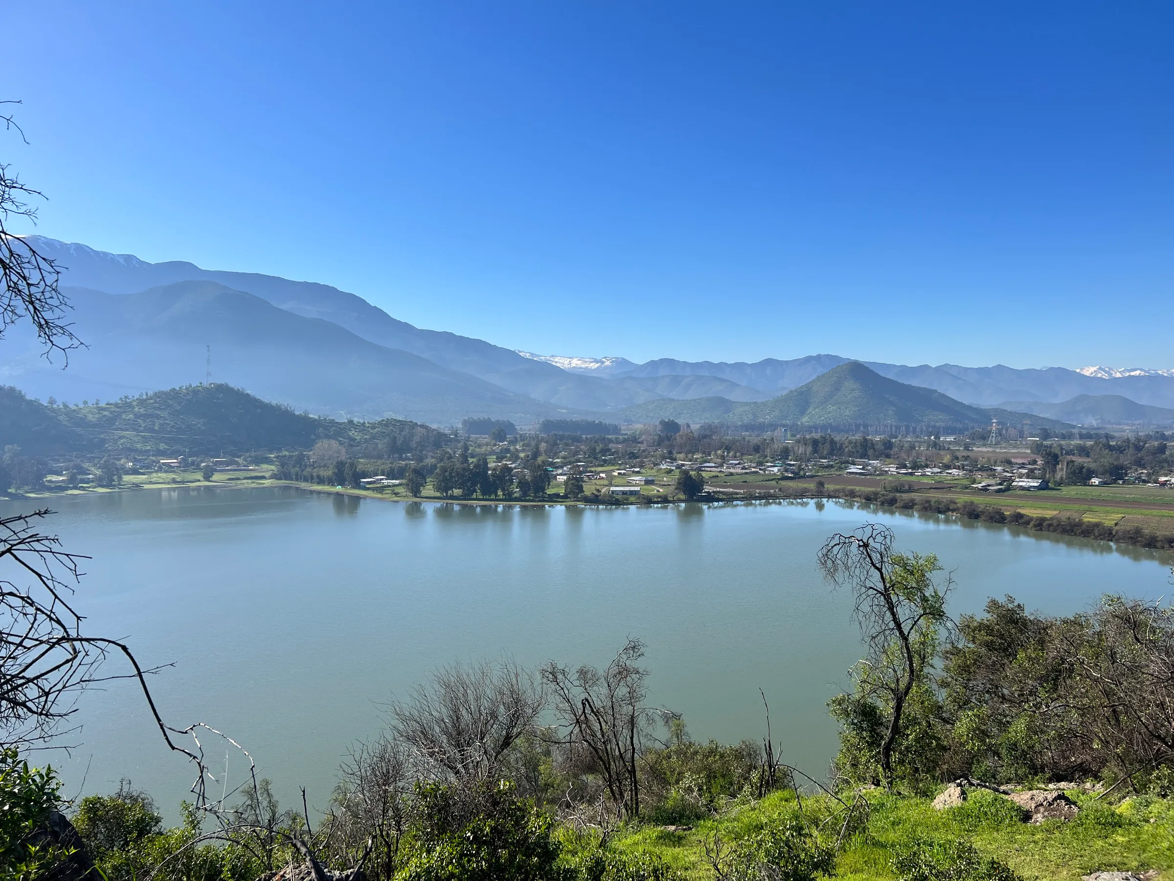Laguna rodeada de cerros y cordillera